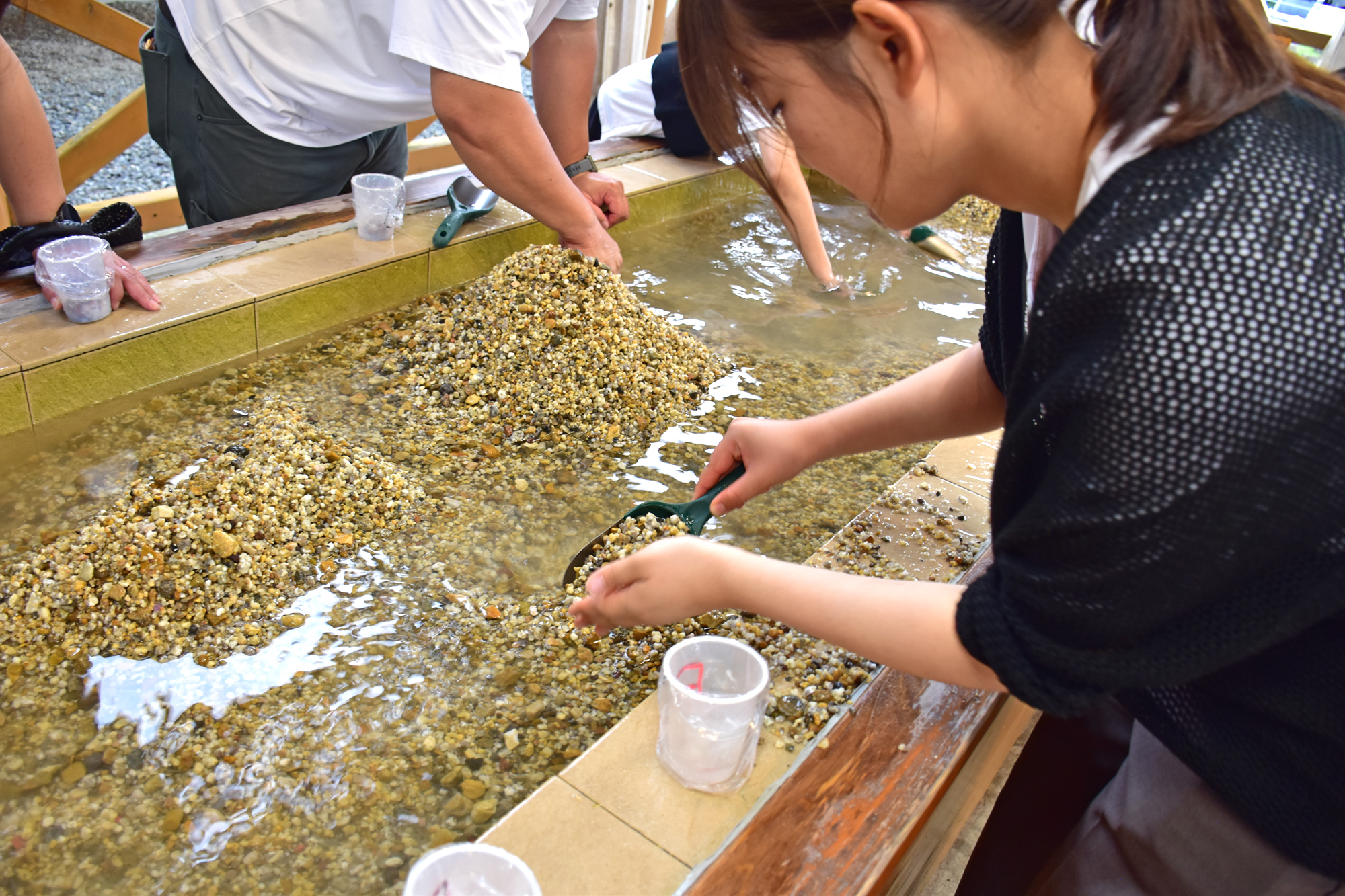 宝石わくわく広場で宝石探し体験！｜富士宮市｜体験施設｜チャフカ